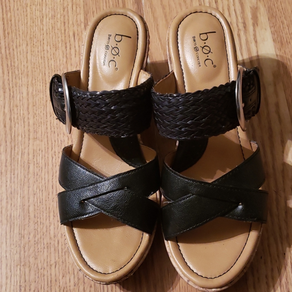 Black boc wedge